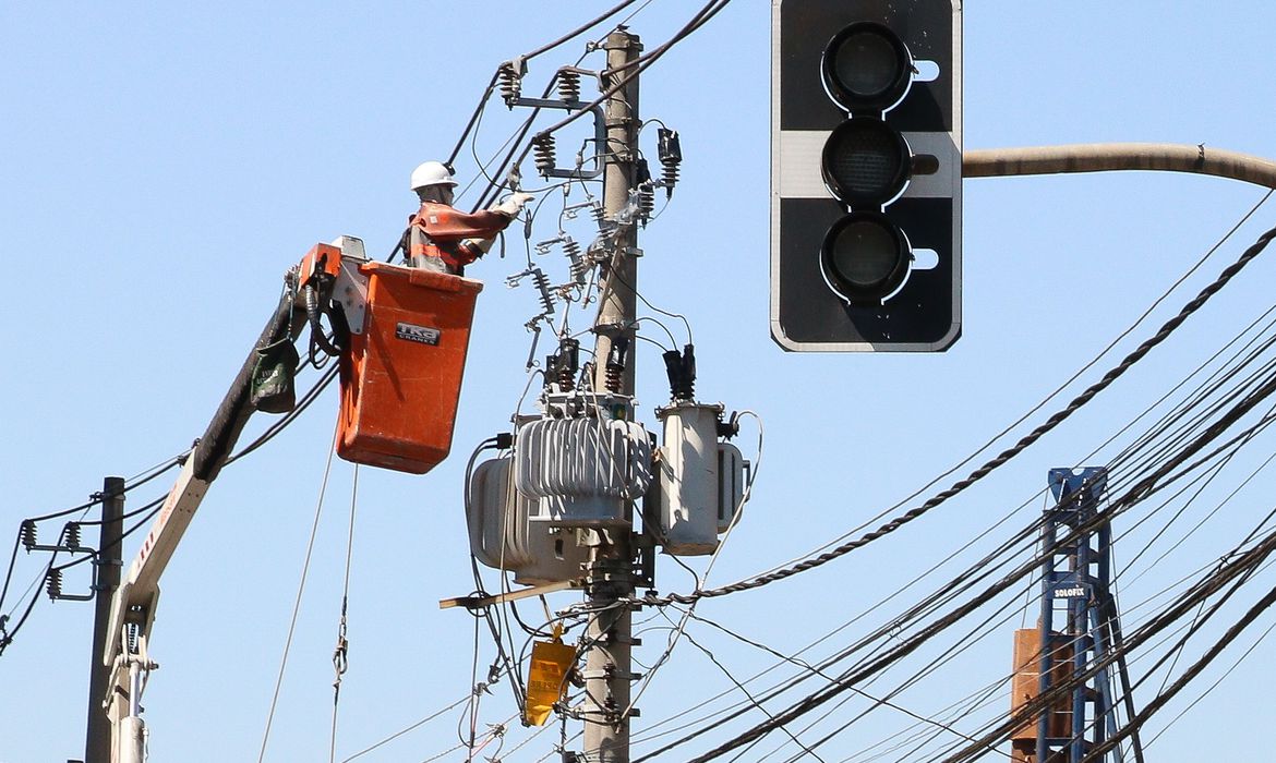 São Paulo - Funcionários da Enel fazem manutenção em poste de energia elétrica no bairro de Pinheiros.