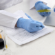 medico-de-laboratorio-realizando-exame-medico-de-urina-1
